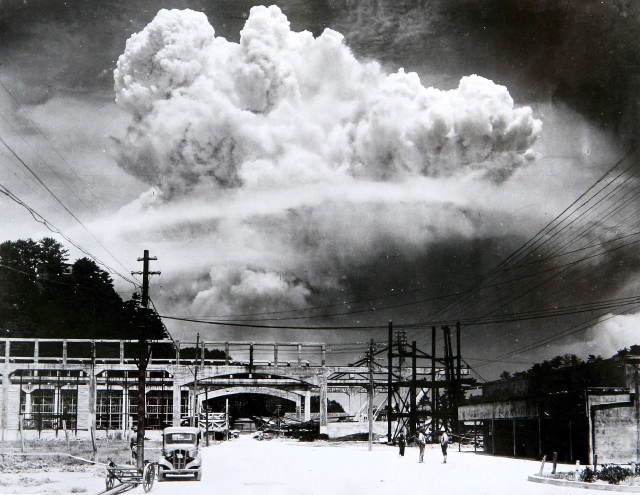 http://www.natsukijun.com/svnow/Atomic_cloud_over_Nagasaki_from_Koyagi-jima.jpeg