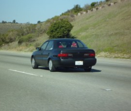 車内はチームカラーの赤で満杯