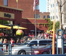 地元っ子に人気のパーMoMo'sにはファンが殺到