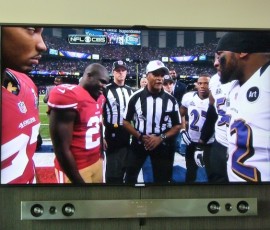 試合前のコイン・トス。コインを投げて攻めを決めます