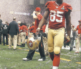 肩を落とすデイヴィス選手(The Mercury News)