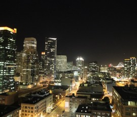 高層ビルは赤とゴールドで華やかにライトアップ