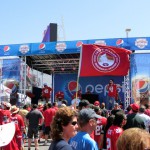 ゲート脇の小ステージでファンを鼓舞