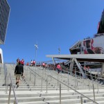 階段を登ってスタジアムへ