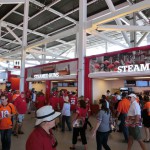 コンコースにはフードスタンドがいっぱい(点心も!)