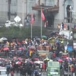優勝パレードはあいにくの雨