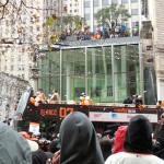 ストリートカーの電線にも降り積もる