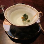 Saisonのおまかせコースは、庭でつんだハーブティーからどうぞ