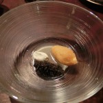 キャヴィアには、こんがりと揚げたポテトを添えて