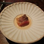 マスにはカリカリに焼いた皮をのせて