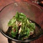 火であぶった芽キャベツとキャベツのサラダ