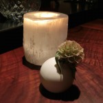 お店はモダンでオープンな雰囲気