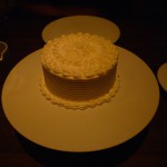 ごまのホワイトケーキには梅ソースを添えて、ふたりでどうぞ