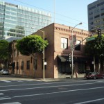 レンガ造りの建物のお隣さんは、名高い版画印刷所