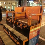 老舗パレスホテル前の靴磨き屋さんもファンのプライド!
