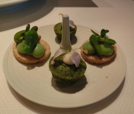 アミューズ(付け出し)一品目は、春野菜を中心に