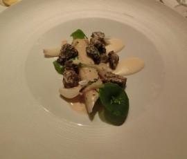 三品目はホワイトアスパラガスときのこをホワイトソースで