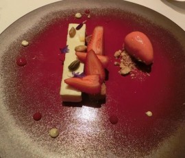 デザートはミルクアイスとイチゴのケーキ