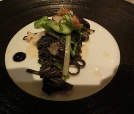 四品目はあわびとイカスミパスタ