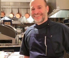 オーナーシェフのマイケル・タスク氏(キッチンにて)