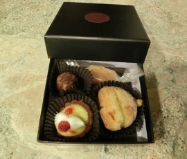 おみやげはお菓子の詰め合わせ