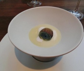 名物となっているウズラの「千年卵」じゃがいもポタージュ添え