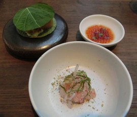 ヒラメと大根の胡麻和え(手前)とマスのしそ巻き、イクラ添え