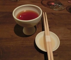 デザートには玄米のお茶とお箸が