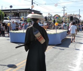 舞台の前にたたずむ浪人(?)