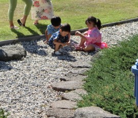子供たちは寺院でお遊び