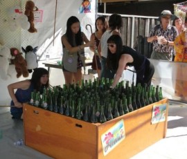 空きビンに輪っかを投げます