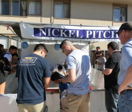 男のコはニッケル(5セント)投げ