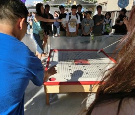 コインを白黒の枠に入れます