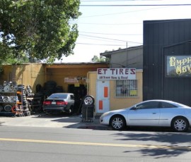 日本街近くのタイヤ屋さん