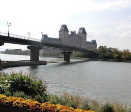 駅のホームからは西洋風の建物が