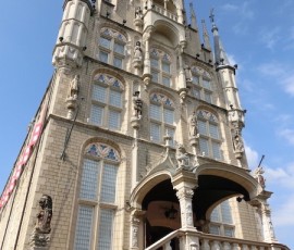 荘厳な教会風の建物