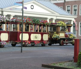 クラシック列車は花いっぱい