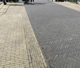 レンガ敷きの道路