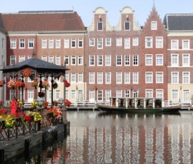 中庭には運河クルーザーが発着