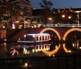 運河クルーザーもライトアップ