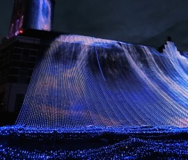 こちらが有名な「光の滝」