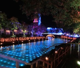 運河も虹色にライトアップ