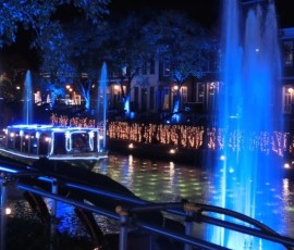 噴水をぬって走るクルーザー