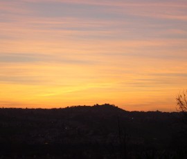 散歩の帰り道、あたりは暗くなりました。カリフォルニアの夕日は美しいのです。