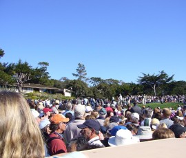 1番ホールのグリーンに群がる人の波