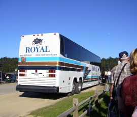 大型バスで、海沿いのパーキングとゴルフ場をピストン輸送