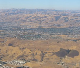 街の向こう側がディアブロ山脈。夏は砂漠のよう