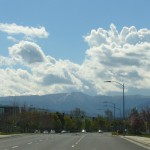 雪を見に、いざ出動。遠くのサンタクルーズ山脈にも雪です