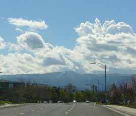 雪を見に、いざ出動。遠くのサンタクルーズ山脈にも雪です