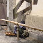 二条城で雑草を抜くお方。ほんとにご苦労さまです